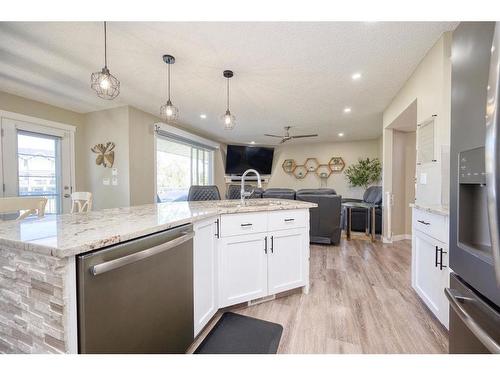 258 Bayside Point Sw, Airdrie, AB - Indoor Photo Showing Kitchen With Upgraded Kitchen