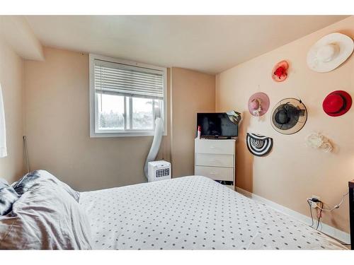 402-2020 11 Avenue Sw, Calgary, AB - Indoor Photo Showing Bedroom