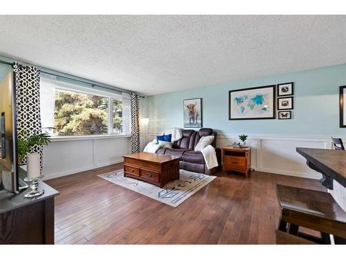 241 Madeira Crescent Ne, Calgary, AB - Indoor Photo Showing Living Room