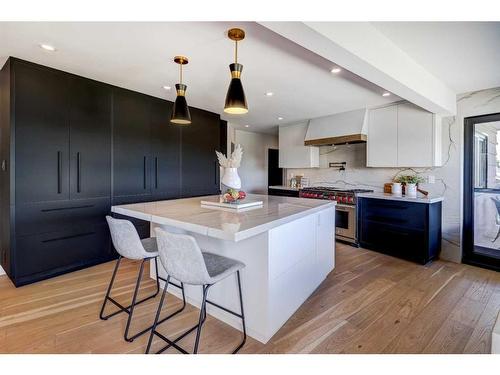 2320 Sunset Avenue Sw, Calgary, AB - Indoor Photo Showing Kitchen With Upgraded Kitchen