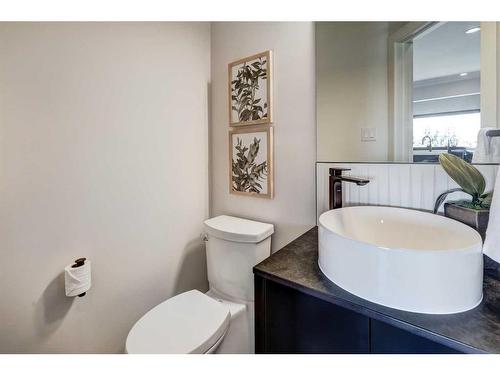 2320 Sunset Avenue Sw, Calgary, AB - Indoor Photo Showing Bathroom