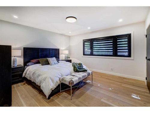 2320 Sunset Avenue Sw, Calgary, AB - Indoor Photo Showing Bedroom