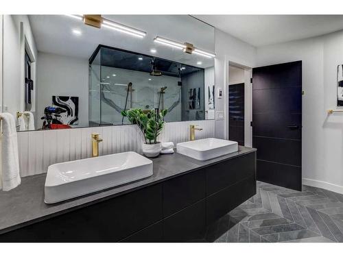 2320 Sunset Avenue Sw, Calgary, AB - Indoor Photo Showing Bathroom