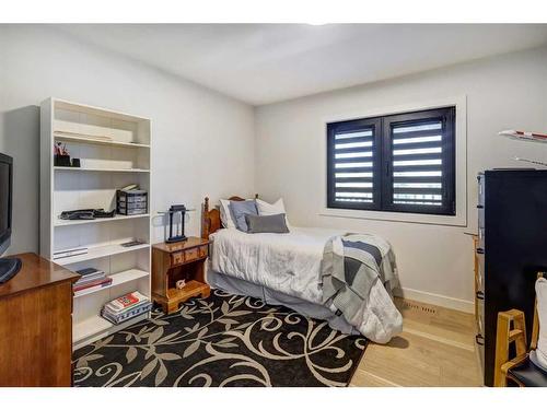 2320 Sunset Avenue Sw, Calgary, AB - Indoor Photo Showing Bedroom