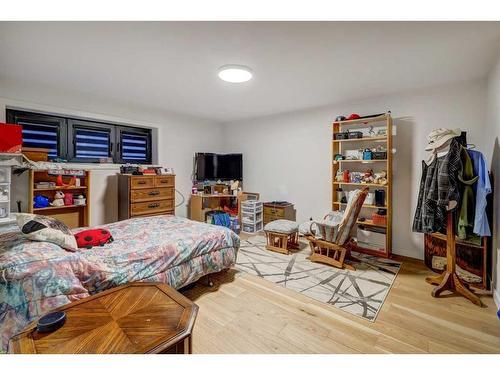 2320 Sunset Avenue Sw, Calgary, AB - Indoor Photo Showing Bedroom