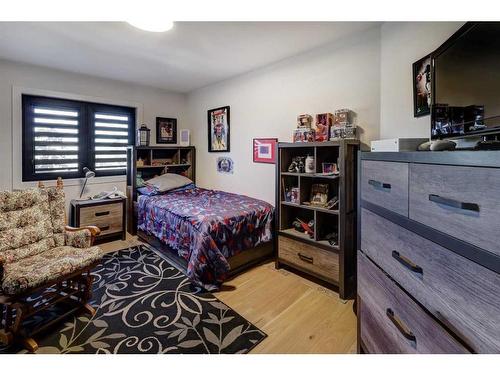 2320 Sunset Avenue Sw, Calgary, AB - Indoor Photo Showing Bedroom