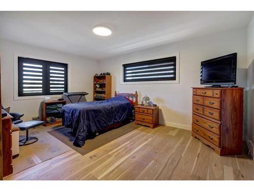 2320 Sunset Avenue Sw, Calgary, AB - Indoor Photo Showing Bedroom