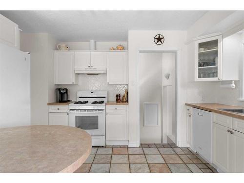 22 Coleridge Road Nw, Calgary, AB - Indoor Photo Showing Kitchen