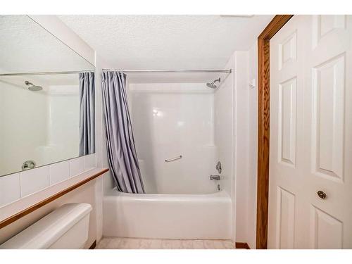 193 Sandstone Drive, Okotoks, AB - Indoor Photo Showing Bathroom