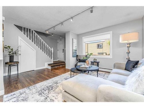 149-3809 45 Street Sw, Calgary, AB - Indoor Photo Showing Living Room