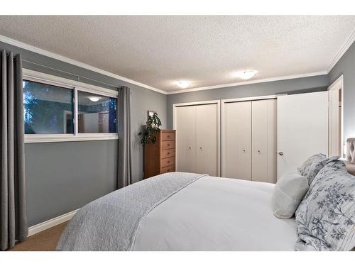 240 Woodridge Place Sw, Calgary, AB - Indoor Photo Showing Bedroom