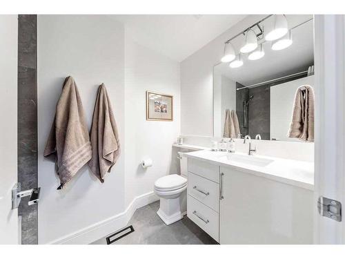 812 Memorial Drive Nw, Calgary, AB - Indoor Photo Showing Bathroom