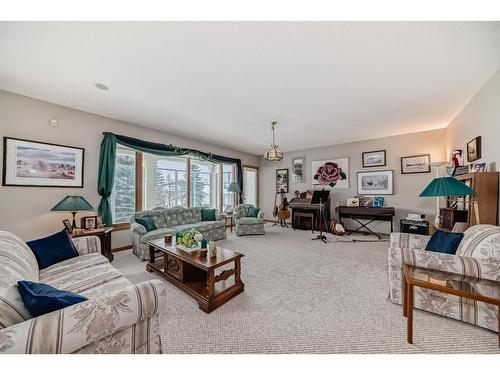 28 Eagleview Gate, Cochrane, AB - Indoor Photo Showing Living Room