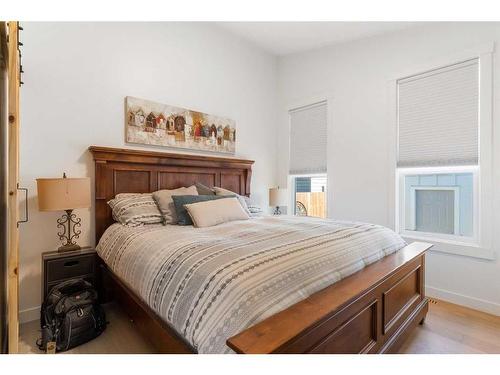 1417 22 Avenue Nw, Calgary, AB - Indoor Photo Showing Bedroom