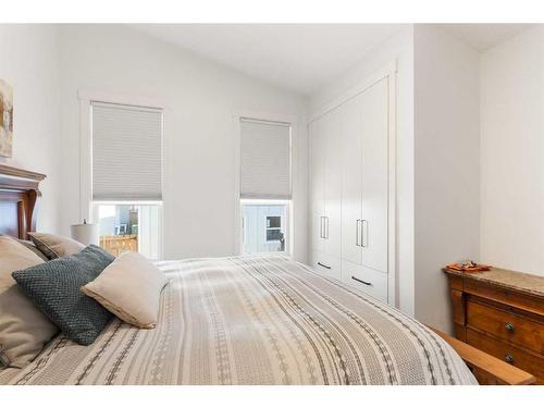 1417 22 Avenue Nw, Calgary, AB - Indoor Photo Showing Bedroom