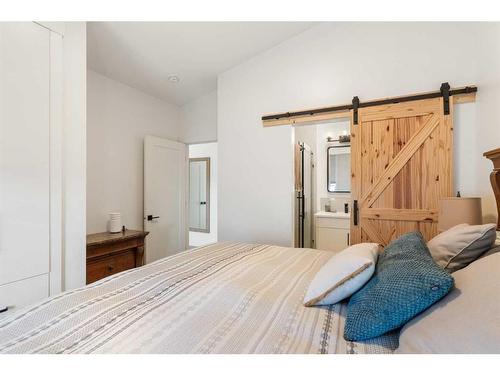 1417 22 Avenue Nw, Calgary, AB - Indoor Photo Showing Bedroom