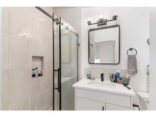 1417 22 Avenue Nw, Calgary, AB - Indoor Photo Showing Bathroom