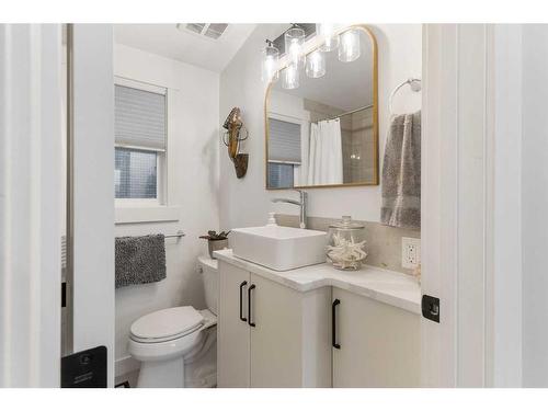 1417 22 Avenue Nw, Calgary, AB - Indoor Photo Showing Bathroom