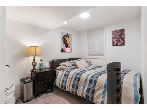 1417 22 Avenue Nw, Calgary, AB - Indoor Photo Showing Bedroom