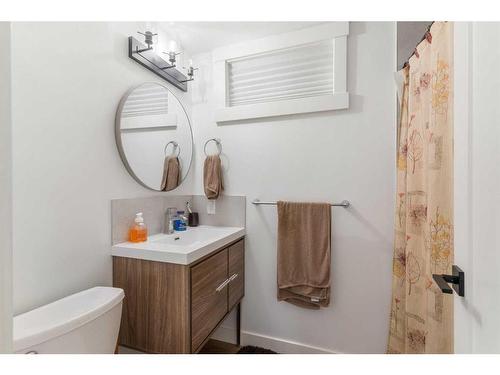 1417 22 Avenue Nw, Calgary, AB - Indoor Photo Showing Bathroom