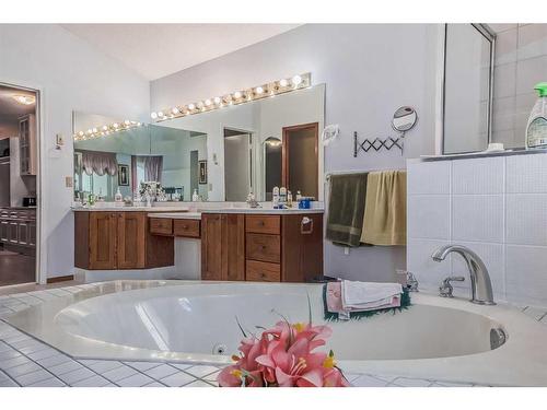 852 Shawnee Drive Sw, Calgary, AB - Indoor Photo Showing Bathroom