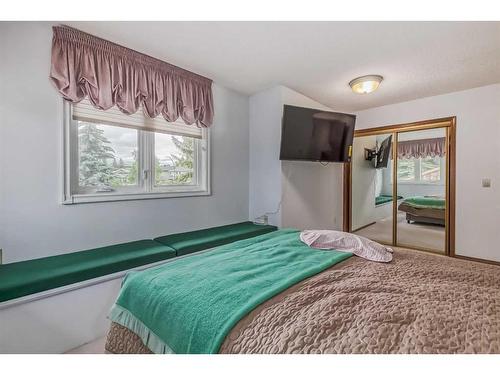 852 Shawnee Drive Sw, Calgary, AB - Indoor Photo Showing Bedroom