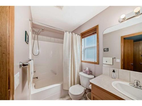 48 Fairways Drive Nw, Airdrie, AB - Indoor Photo Showing Bathroom