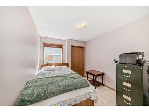48 Fairways Drive Nw, Airdrie, AB - Indoor Photo Showing Bedroom
