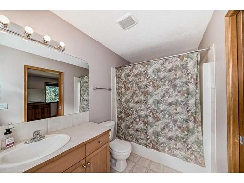 48 Fairways Drive Nw, Airdrie, AB - Indoor Photo Showing Bathroom