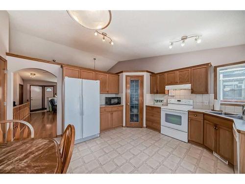 48 Fairways Drive Nw, Airdrie, AB - Indoor Photo Showing Kitchen