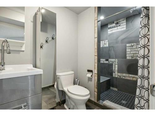 147 Royal Oak Mews Nw, Calgary, AB - Indoor Photo Showing Bathroom