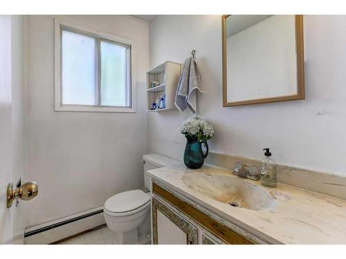 8824 33 Avenue Nw, Calgary, AB - Indoor Photo Showing Bathroom