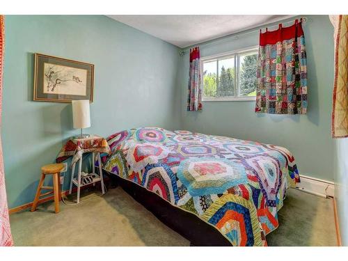 8824 33 Avenue Nw, Calgary, AB - Indoor Photo Showing Bedroom