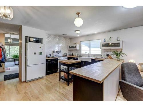 8824 33 Avenue Nw, Calgary, AB - Indoor Photo Showing Kitchen