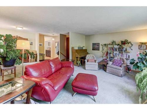 8824 33 Avenue Nw, Calgary, AB - Indoor Photo Showing Living Room