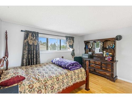 2505 62 Street Ne, Calgary, AB - Indoor Photo Showing Bedroom