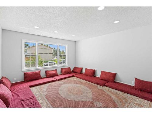 2505 62 Street Ne, Calgary, AB - Indoor Photo Showing Living Room