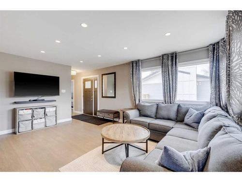 213 Havenhurst Crescent Sw, Calgary, AB - Indoor Photo Showing Living Room