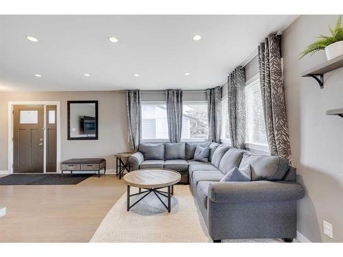 213 Havenhurst Crescent Sw, Calgary, AB - Indoor Photo Showing Living Room