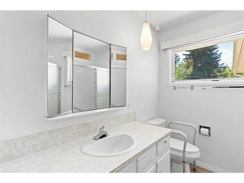 35 Glenview Drive Sw, Calgary, AB - Indoor Photo Showing Bathroom