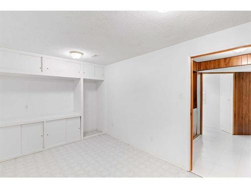35 Glenview Drive Sw, Calgary, AB - Indoor Photo Showing Other Room
