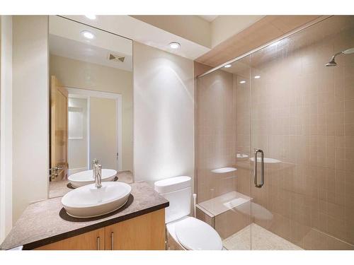 304-701 3 Avenue Sw, Calgary, AB - Indoor Photo Showing Bathroom