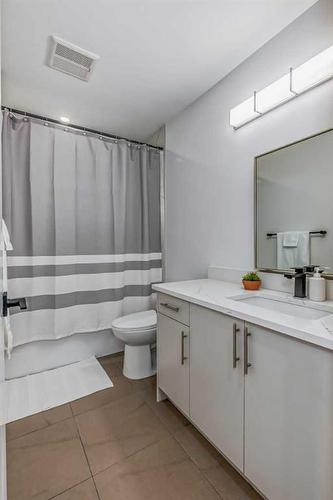 131 Grafton Drive Sw, Calgary, AB - Indoor Photo Showing Bathroom