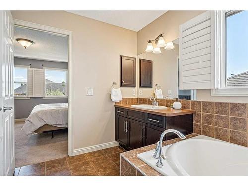 113 Cranridge Terrace Se, Calgary, AB - Indoor Photo Showing Bathroom