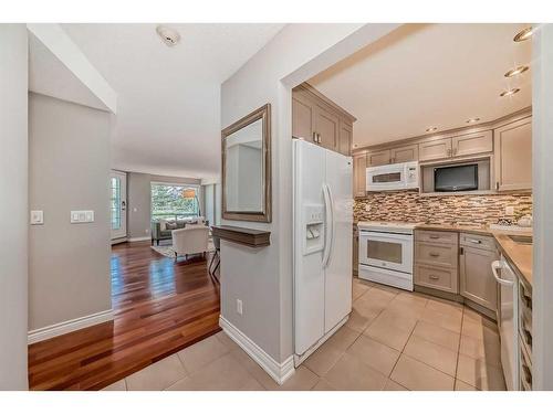 108-2211 29 Street Sw, Calgary, AB - Indoor Photo Showing Kitchen