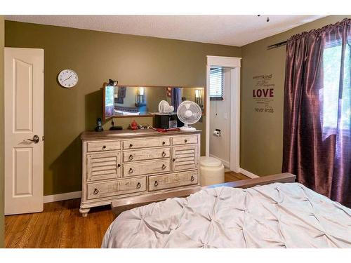 619 Arlington Drive Se, Calgary, AB - Indoor Photo Showing Bedroom