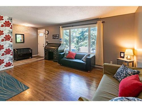 619 Arlington Drive Se, Calgary, AB - Indoor Photo Showing Living Room