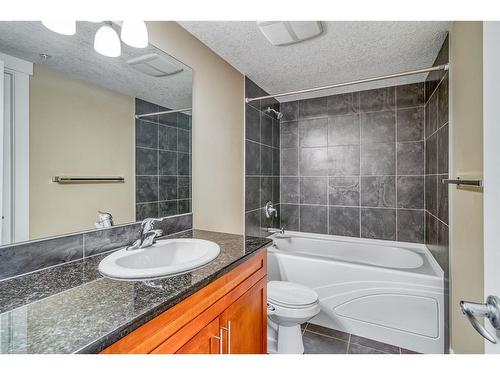 224-500 Rocky Vista Gardens Nw, Calgary, AB - Indoor Photo Showing Bathroom