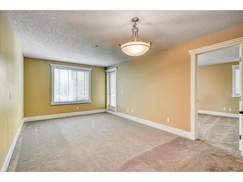 224-500 Rocky Vista Gardens Nw, Calgary, AB - Indoor Photo Showing Other Room