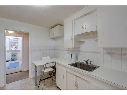 1125 Maggie Street Se, Calgary, AB - Indoor Photo Showing Bathroom